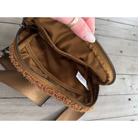 Lululemon Everywhere Fleece Belt Bag Burnt Caramel - Picture 6 of 7